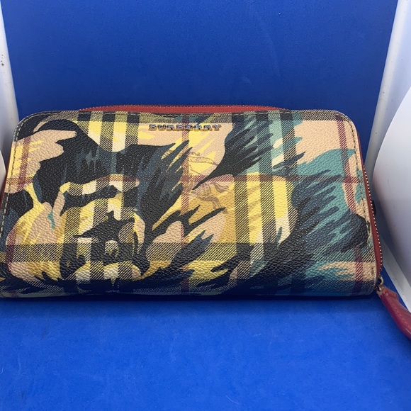 BURBERRY Peony Rose Printed Haymarket Check Coated Canvas Zip around zip… - Picture 2 of 14